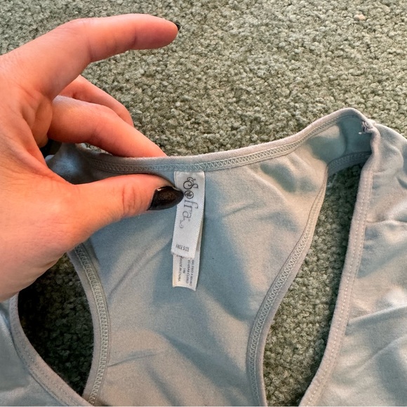 Light blue stretchy tank top - Picture 2 of 4